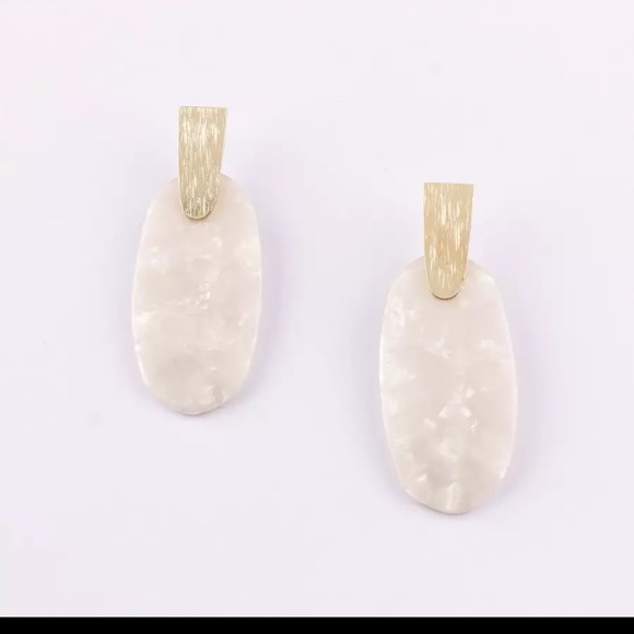 NEW 🌸🌺🌼 Mother of Pearl style acrylic earring - Picture 3 of 5